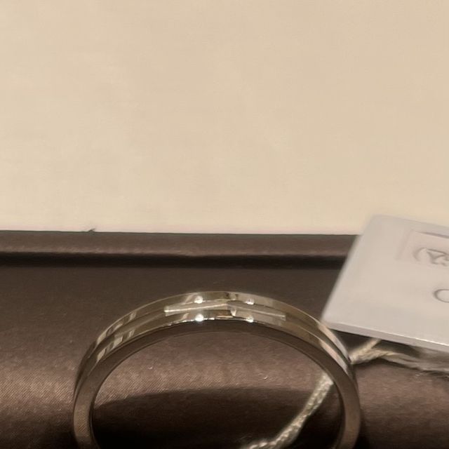 【アイプリモ(I-PRIMO)の口コミ】 プラチナの間にマット加工で角ばったデザインが施されており、シックなデ…