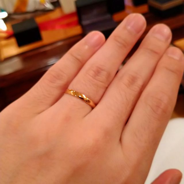 【ラザール ダイヤモンド(LAZARE DIAMOND)の口コミ】 まずはリングの色が、シルバーかゴールドかで悩み、友達がシルバー系が多…