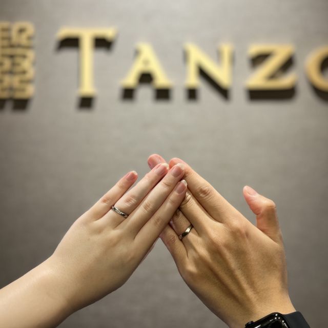 【TANZO.(鍛造指輪)の口コミ】 妻の指輪は斜めに5つメレダイヤを配置して細くマット加工のラインを入れた…