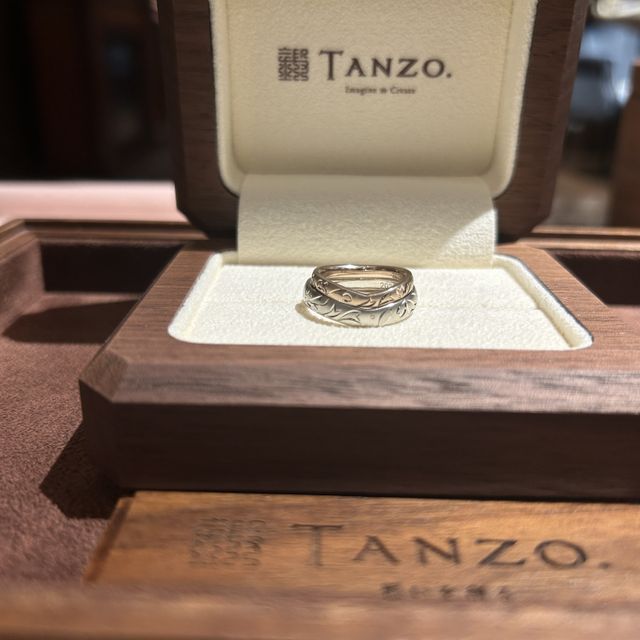 【TANZO.(鍛造指輪)の口コミ】 デザイン
春に入籍したので桜の模様を入れたくて、デザイナーさんがお話を…