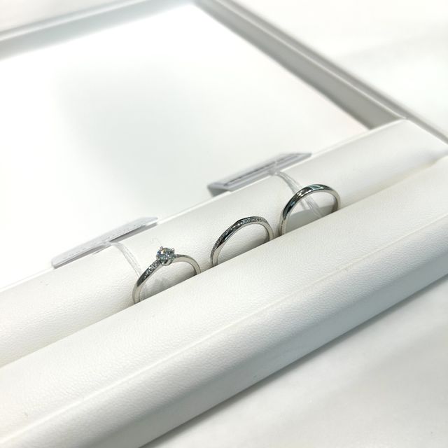 【HOSHI no SUNA 星の砂(ほしのすな)の口コミ】 メインのダイヤモンドの両サイドから輝くように細やかなダイヤモンドがデ…