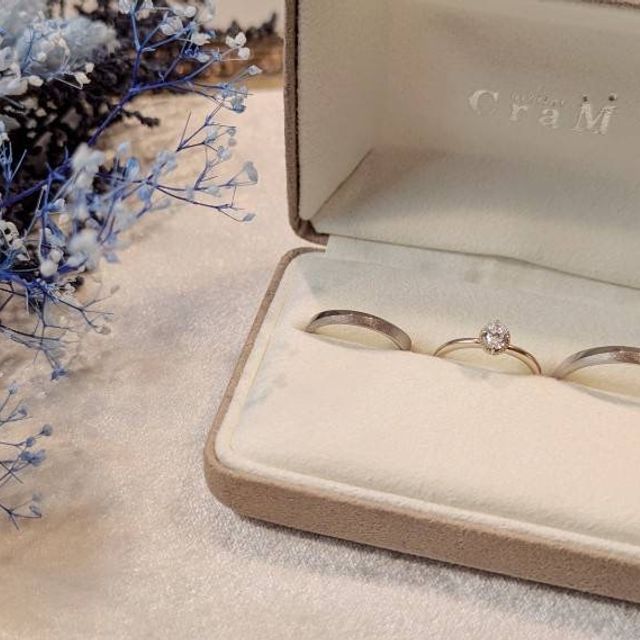 【atelier CraM(アトリエ クラム)の口コミ】 婚約指輪と結婚指輪のセットリングです
婚約指輪の地金はブラウンゴールド…