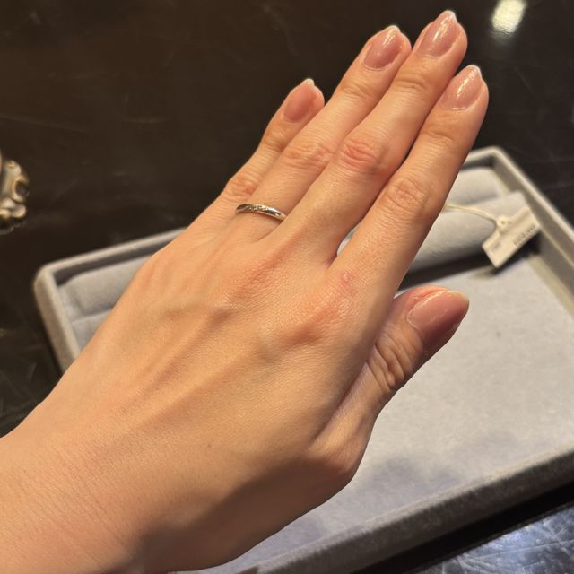 【ケイウノ ブライダル(K.UNO BRIDAL)の口コミ】 指輪のねじれ部分がエクボのようという点から
笑顔の絶えない毎日にという…