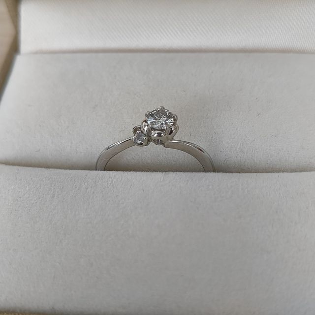 【LEGAN(レガン)の口コミ】 ダイヤを固定している部分が蕾のようになっており、ダイヤをより引き立た…