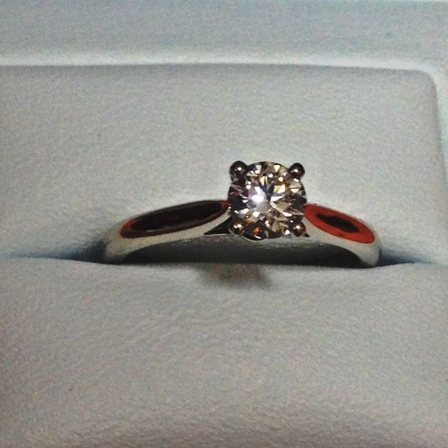 【カルティエ(Cartier)の口コミ】 シンプルで王道のデザインが婚約指輪らしくて気に入りました。

色々と種…