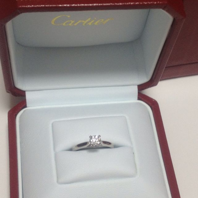 【カルティエ(Cartier)の口コミ】 シンプルで王道のデザインが婚約指輪らしくて気に入りました。

色々と種…