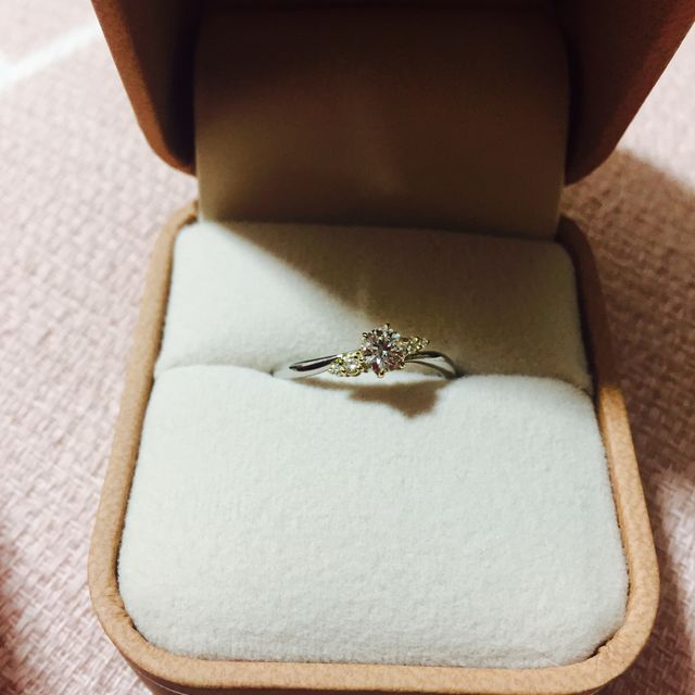 【AMOUR AMULET(アムール・アミュレット)の口コミ】 普段ゴールドのアクセサリーをつけることが多いので、エンゲージもマリッ…