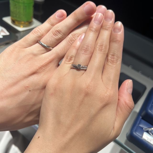 【銀座ダイヤモンドシライシの口コミ】 指が長めの為、V字デザインで動きが出てとても良いです。また指輪の幅も丁…