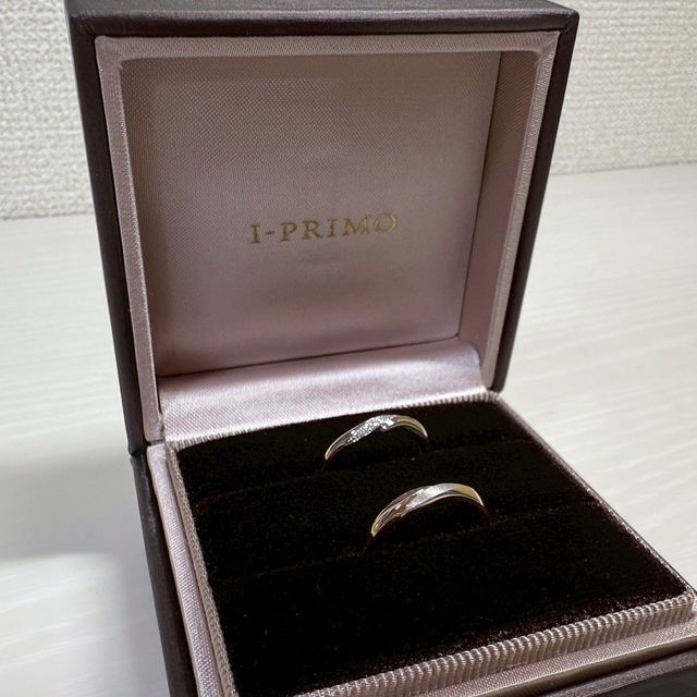 【アイプリモ(I-PRIMO)の口コミ】 よーく見るとピンクゴールドの部分がある点です。お互いピンクゴールドが…