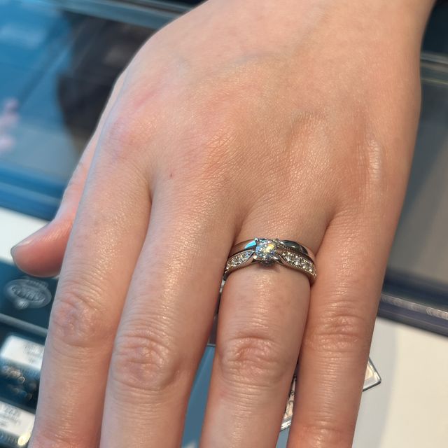 【エクセルコダイヤモンド(EXELCO DIAMOND)の口コミ】 パヴェタイプの婚約指輪が好みで、比較的近くにあったシライシさんに行く…
