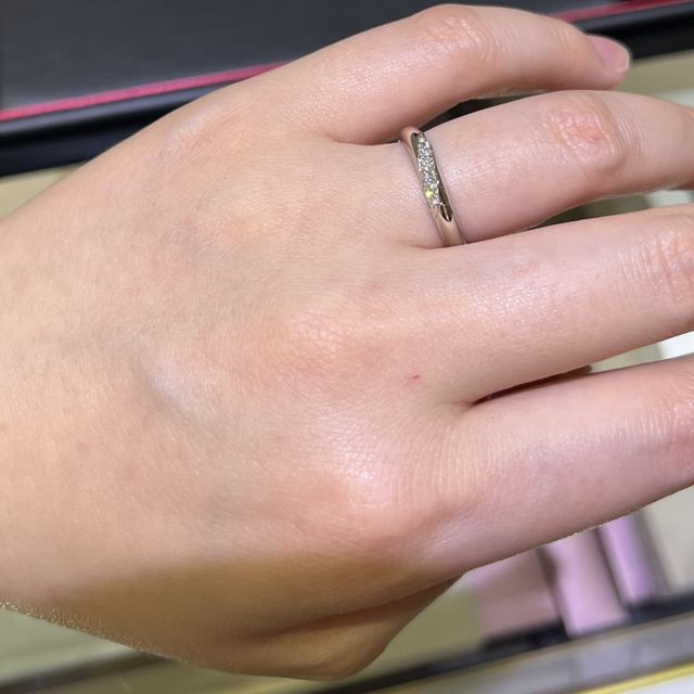 【ラザール ダイヤモンド(LAZARE DIAMOND)の口コミ】 別の店舗でも着用したのですが、最初はストレートと思ってたぐらいの見た…