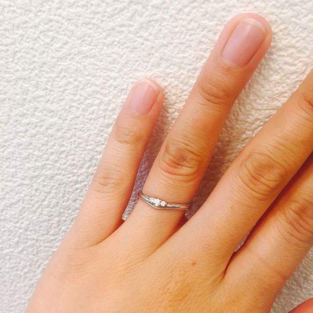 【JEWELRY  KAMATA(ジュエリーかまた)の口コミ】 シンプルな中にもダイヤが3つ並んでることで特別感のあるデザインになって…
