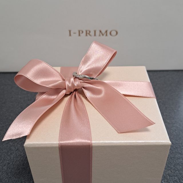 【アイプリモ(I-PRIMO)の口コミ】 シンプルでありながら、ダイヤが付いていることで
華やかさがあります。
…