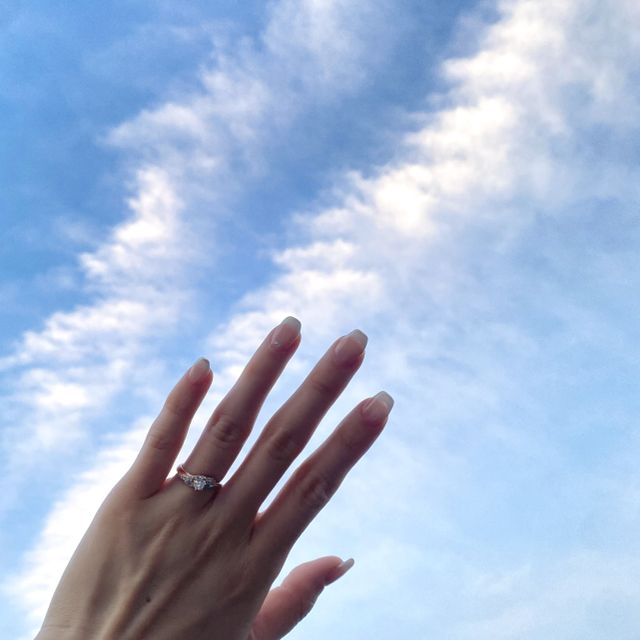 【アイプリモ(I-PRIMO)の口コミ】 彼が一生懸命選んでくれたものです。
指輪の色が2色で交差しているデザイ…