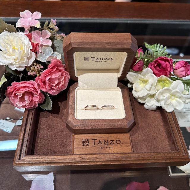 【TANZO.(鍛造指輪)の口コミ】 指輪のデザインや色を自分で決めることができました。
ベースにするデザイ…