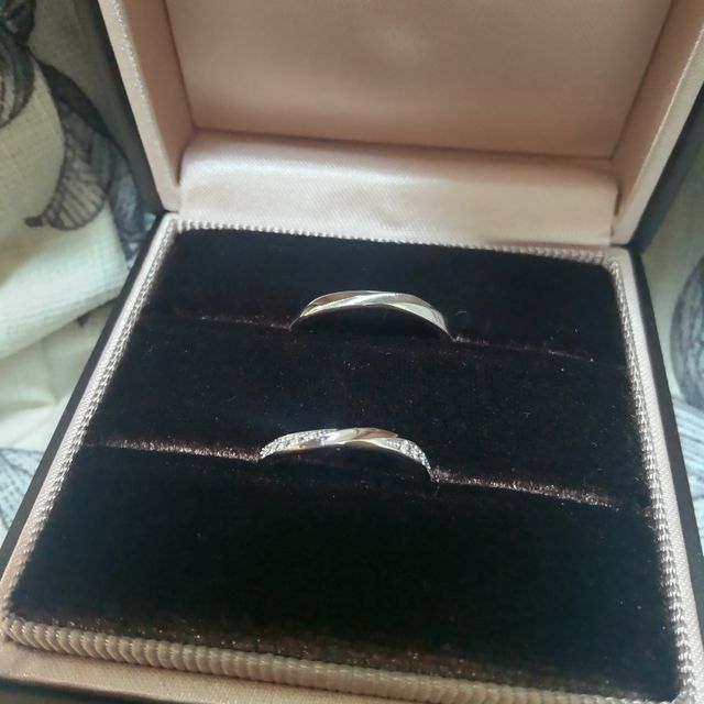 【アイプリモ(I-PRIMO)の口コミ】 新婦用のリングは形が緩やかなウェーブになっていて指によく馴染みます。…