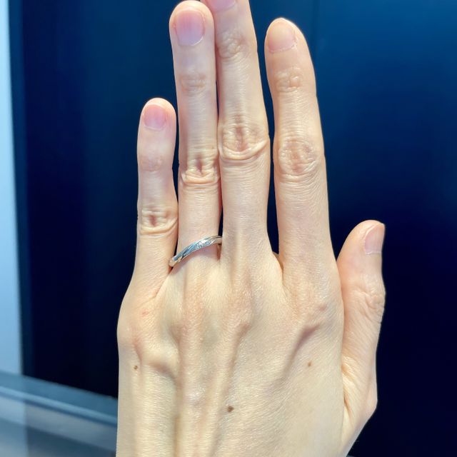 【銀座ダイヤモンドシライシの口コミ】 指輪が根元でクルクル回ってしまいがちなので、当初ダイヤモンドなしのタ…