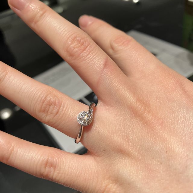 【銀座ダイヤモンドシライシの口コミ】 個性的な優雅なデザインで、婚約期間だけでなく、歳を重ねても末長く身に…