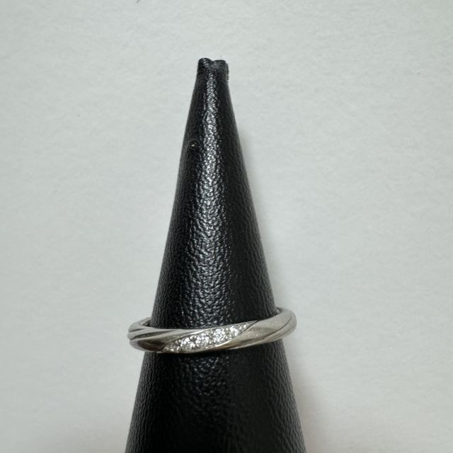 【ラザール ダイヤモンド(LAZARE DIAMOND)の口コミ】 似たようなデザインは他のブランドにもあり、迷いましたが、ダイヤの両脇…