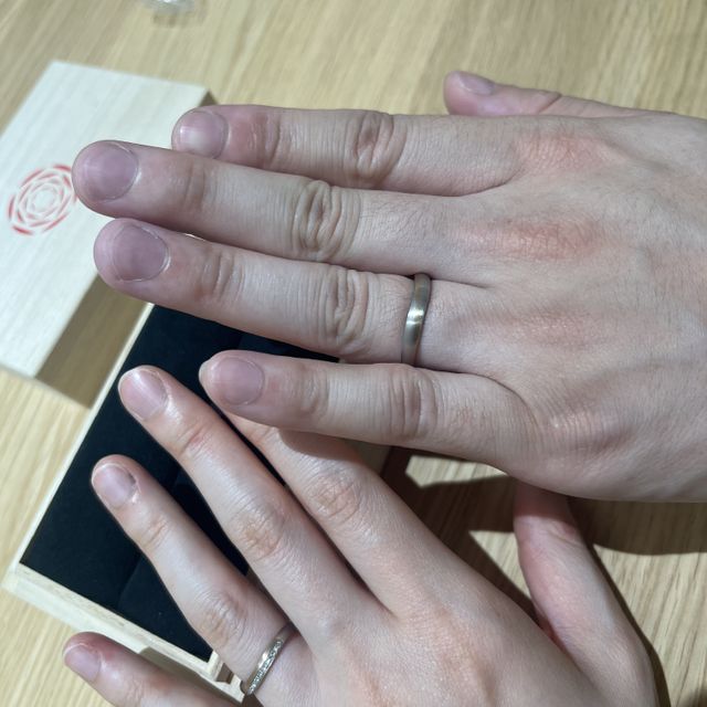 【出雲結(いずもゆい)の口コミ】 ダイヤがラインに沿って入っているのですが、光が当たるたびにキラキラし…