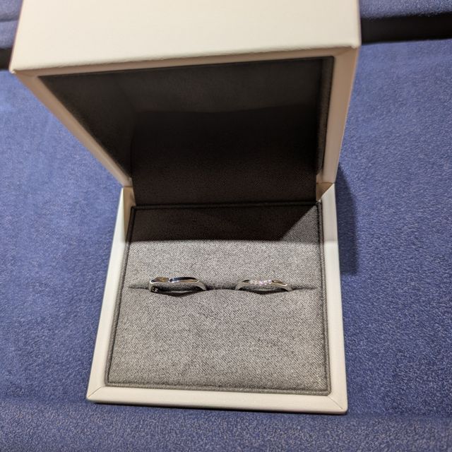 【COEUR D'OR(クゥドール)の口コミ】 細めのシンプルで可愛いデザインです。
女性用は中央にピンクダイヤが付い…