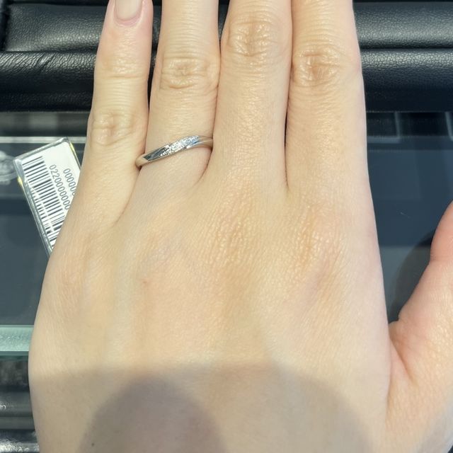 【エクセルコダイヤモンド(EXELCO DIAMOND)の口コミ】 ウェーブのデザインのものを探していて何点か持ってきていただき試着しま…