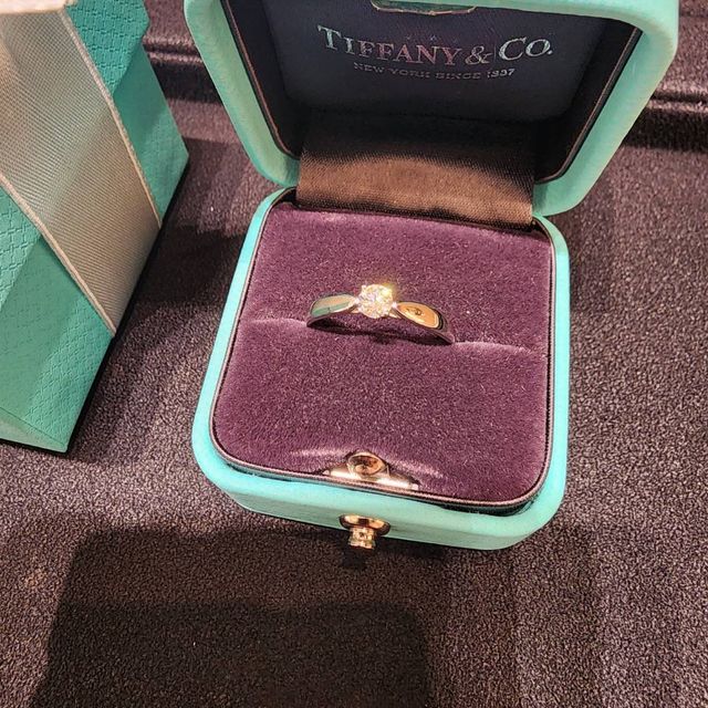 【ティファニー(Tiffany & Co.)の口コミ】 学生の頃からティファニーが憧れでした。婚約指輪を選ぶ際、迷わずティフ…