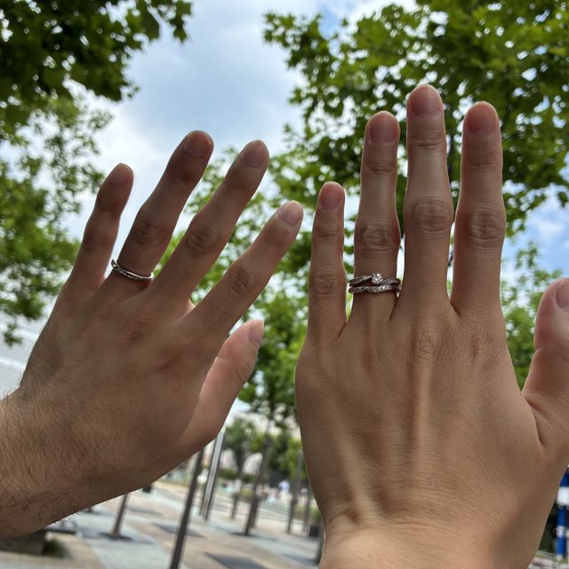 【銀座ダイヤモンドシライシの口コミ】 女性側はウェーブのデザインが好みで着け心地がいいと思います。
男性側は…