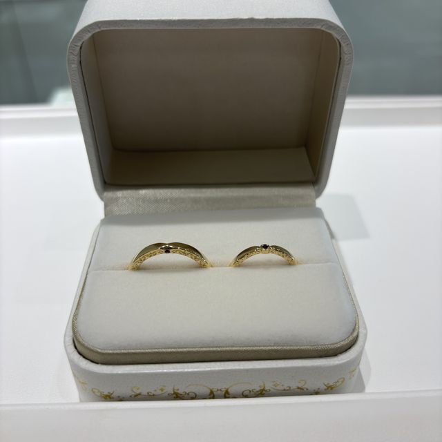 【Disney PRINCESS Aladdin(ディズニープリンセスアラジン)の口コミ】 ゴールドの結婚指輪を探していて、アラジンシリーズがピッタリと2人の好み…