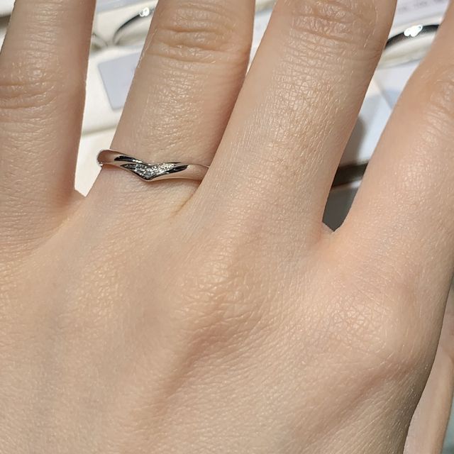 【アイプリモ(I-PRIMO)の口コミ】 V字のデザインに憧れて着用しました。おしゃれで上品な印象の指輪です。ス…