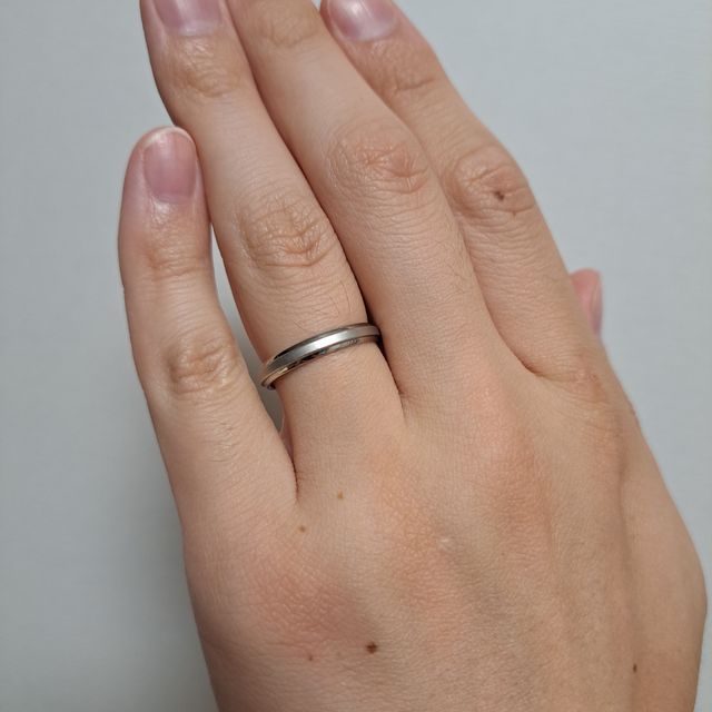 【アイプリモ(I-PRIMO)の口コミ】 真ん中がマット加工されていて、光りすぎずシンプルな形で日常でつけてい…