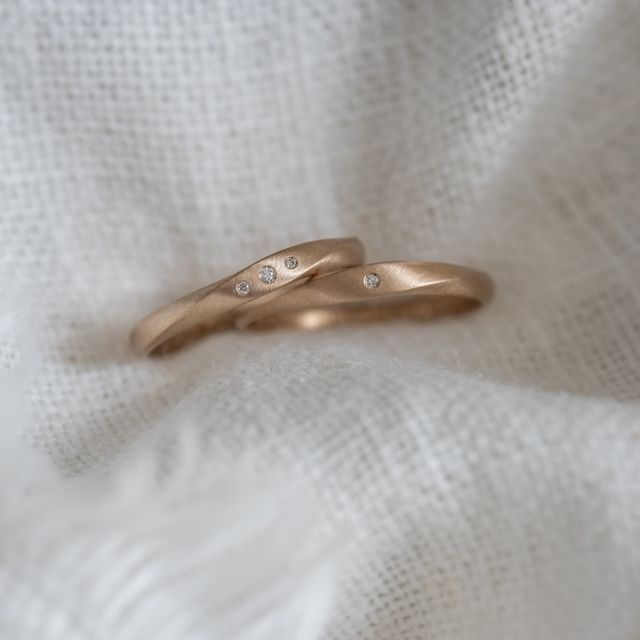 【Cayof(カヨフ)の口コミ】 細身で捻れているデザインがいいなと思っており、
いろんな試作をもとにお…