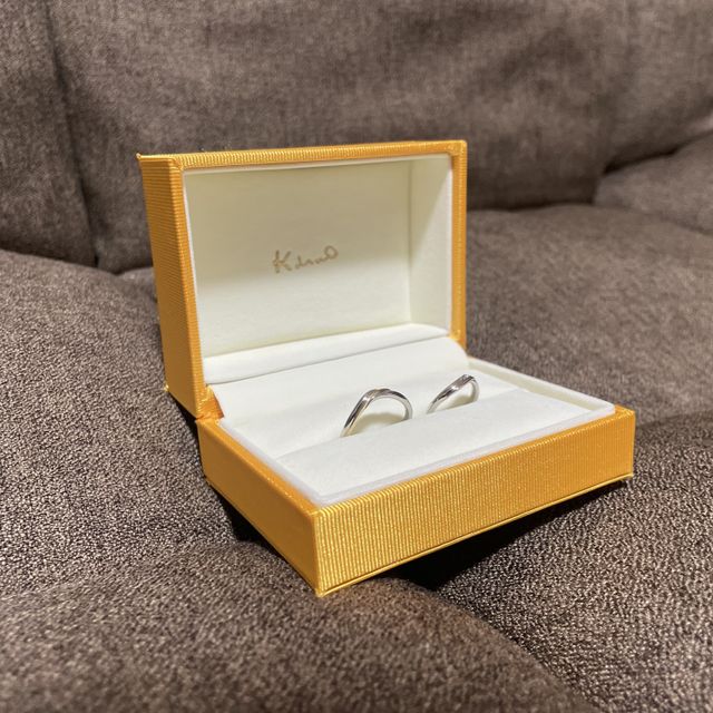 【ケイウノ ブライダル(K.UNO BRIDAL)の口コミ】 私たちの結婚指輪は、内側に向日葵のモチーフと入籍日、イニシャルが刻ま…