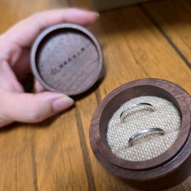 【鎌倉彫金工房の口コミ】 指輪のデザインや素材はそれぞれがWebで色々考えていたものを実際のサンプ…