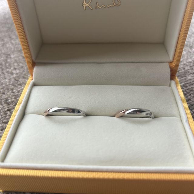 【ケイウノ ブライダル(K.UNO BRIDAL)の口コミ】 デザイナーさんと相談し、既存のデザインではなくアレンジをし、裏の刻印…