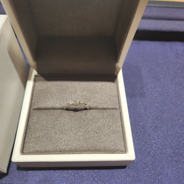 【TOWA(永遠)の口コミ】  何種類かのV字の指輪で検討し、試着させていただき、指輪のデザインのメ…