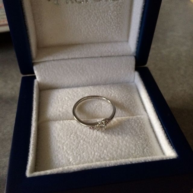 【PROPOSE(プロポーズ)の口コミ】 メレタイプの形状ですので、指になじみやすく細く見えるという部分と中央…