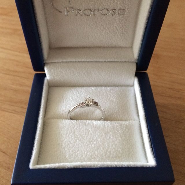 【PROPOSE(プロポーズ)の口コミ】 メレタイプの形状ですので、指になじみやすく細く見えるという部分と中央…