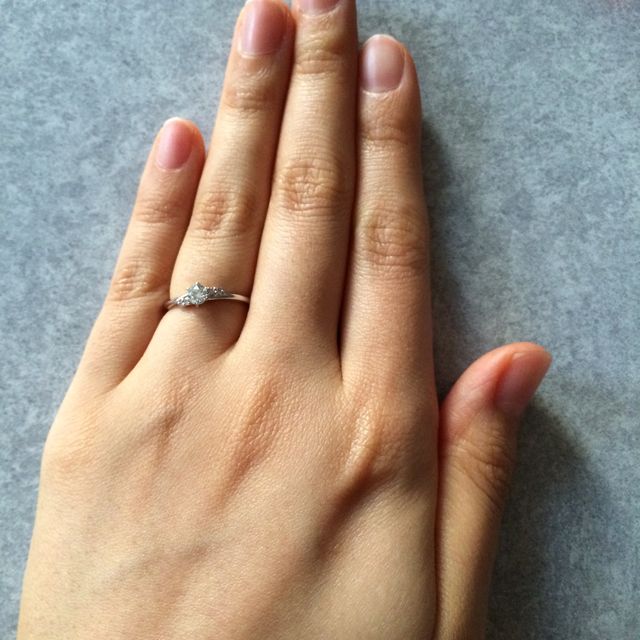 【PROPOSE(プロポーズ)の口コミ】 メレタイプの形状ですので、指になじみやすく細く見えるという部分と中央…