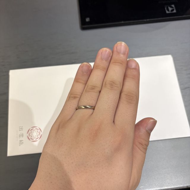 【出雲結(いずもゆい)の口コミ】 シンプルな曲線美と中央部の意匠が特徴的なとても綺麗な指輪です。シャン…