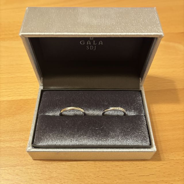 【GALA JEWELRY(ガラジュエリー)の口コミ】 ダイヤが埋め込まれていて服などに引っかからない普段使いしやすいデザイ…