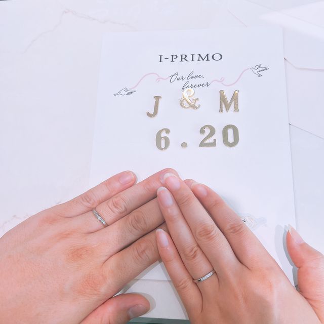 【アイプリモ(I-PRIMO)の口コミ】 婚約指輪と重ね付けをしたくてこの指輪にしました。
ゆるやかなカーブでシ…