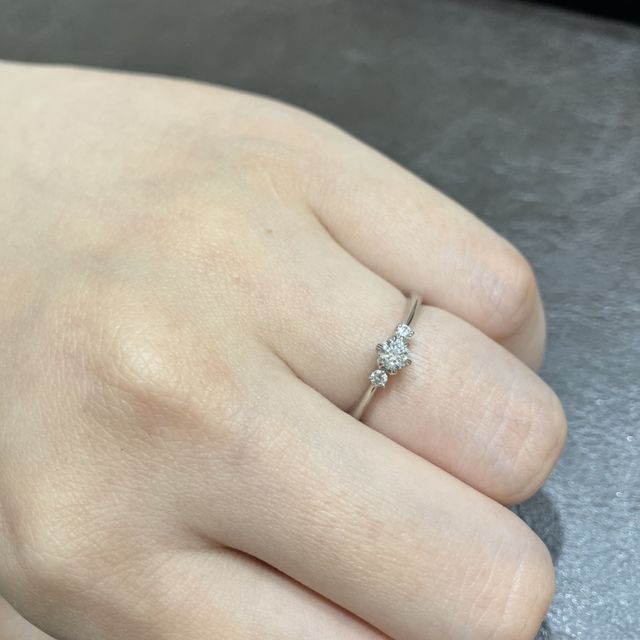 【TRECENTI(トレセンテ)の口コミ】 デザイン：サイドメレという、中央のダイヤモンドの両脇に小さいダイヤモ…