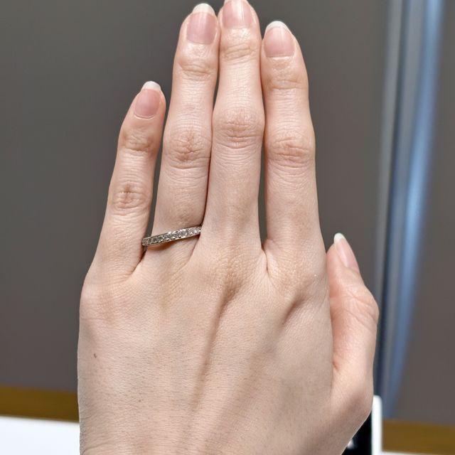 【ラザール ダイヤモンド(LAZARE DIAMOND)の口コミ】 キラキラなハーフエネタリーリング！ダイヤ部分は引っかかりも少なそうで…
