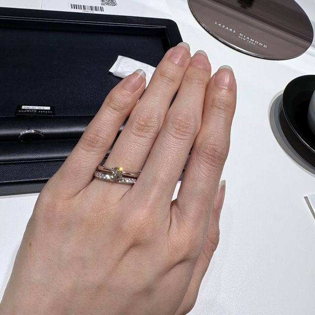 【ラザール ダイヤモンド(LAZARE DIAMOND)の口コミ】 キラキラなハーフエネタリーリング！ダイヤ部分は引っかかりも少なそうで…