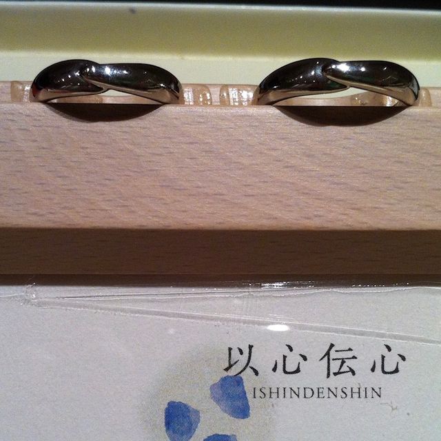 【俄(にわか)の口コミ】 
シンプルですが、他のブランドの指輪にはない個性に惹かれました。
幅も…