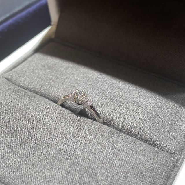 【COEUR D'OR(クゥドール)の口コミ】 センターダイヤモンドの両側にピンクダイアモンドが1粒ずつついたシンプル…
