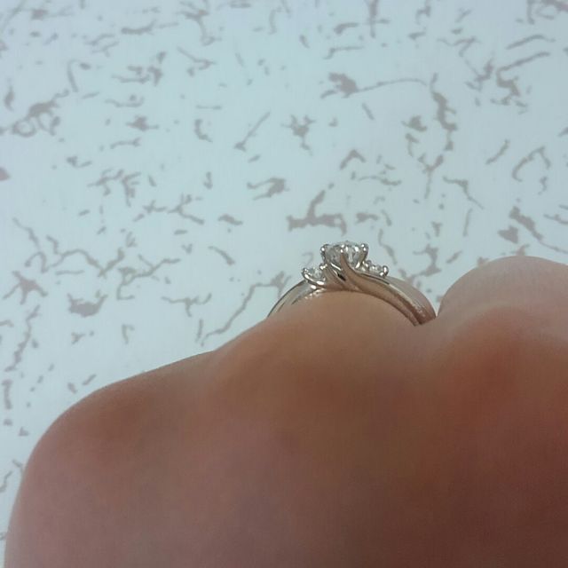 【銀座ダイヤモンドシライシの口コミ】 一般的な立て爪のデザインはつまらないと思っていたが、この指輪はダイヤ…