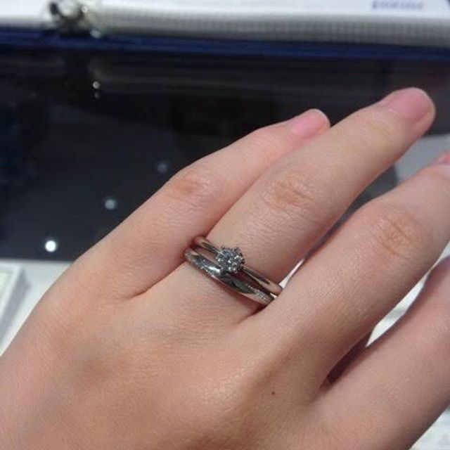 【銀座ダイヤモンドシライシの口コミ】 デザインはシンプルで値段も控えめなものを検討していました。ダイヤモン…