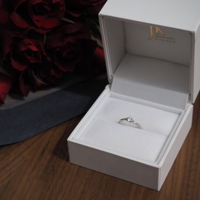 【JKPLANET(JKプラネット)の口コミ】 大きいダイヤの横に小さなダイヤが並んで付いていて、動くたびキラキラ煌…